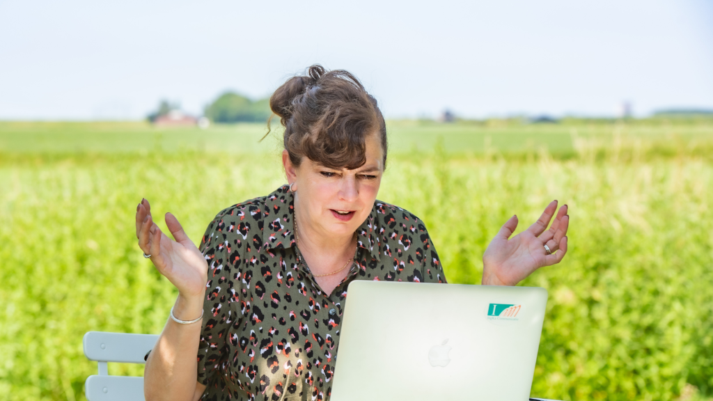 Een webtekst en een Social media post lijken misschien allebei gewoon tekst, maar in de praktijk vervullen ze een andere rol. Een webtekst is bedoeld om te informeren, vertrouwen op te bouwen en bezoekers verder te helpen. Een Social media post is bedoeld om aandacht te trekken, interactie uit te lokken en zichtbaar te blijven.